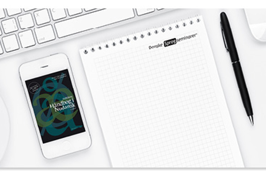 Tastatur, telefon, skriveblok og pen